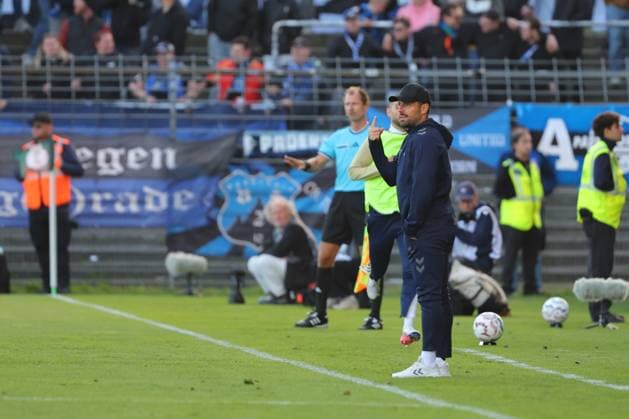 23.08.26, GER, DFB-Pokal, Fussball, 1.Runde, Saison 2026 2027, Dietmar-Scholze-Stadion an der Lohmuehle, 1.FC Phönix Lübeck vs SC Paderborn 07 Coachingzone Seitenlinie Trainerbereich Technische Zone. Trainer Ralf Kettemann (SC Paderborn 07) Foto nordphoto GmbH Tauchnitz Luebeck Dietmar-Scholze-Stadion an der Lohmuehle SH Germany *** August 26, 2023, Germany, DFB Cup, Soccer, 1st Round, 2026–2027 Season, Dietmar Scholze Stadium an der Lohmühle, 1 FC Phönix Lübeck vs. SC Paderborn 07 Coaching Zone, Sideline, Coaches Area, Technical Zone, Coach Ralf Kettemann, SC Paderborn 07, Photo: nordphoto GmbH, Tauchnitz, Lübeck, Dietmar Scholze Stadium an der Lohmühle, SH, Germany Copyright: xnordphotoxGmbHx xTauchnitzx