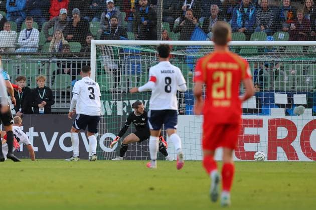 23.08.26, GER, DFB-Pokal, Fussball, 1.Runde, Saison 2026 2027, Dietmar-Scholze-Stadion an der Lohmuehle, 1.FC Phönix Lübeck vs SC Paderborn 07 Tor zum 1:4. Torschütze Torschuetze Gabriel Vidovic (SC Paderborn 07 40) trifft zum 1:4 ins Tor von Torwart Tim Kips (1.FC Phoenix Luebeck 01) Foto nordphoto GmbH Tauchnitz Luebeck Dietmar-Scholze-Stadion an der Lohmuehle SH Germany *** August 23, 2026, Germany, DFB Cup, Soccer, 1st Round, 2026–2027 Season, Dietmar Scholze Stadium an der Lohmühle, 1 FC Phönix Lübeck vs. SC Paderborn 07 Goal to make it 1–4 Scorer: Gabriel Vidovic (SC Paderborn 07) 40 scores to make it 1–4 past goalkeeper Tim Kips 1 FC Phoenix Lübeck 01 Photo: nordphoto GmbH Tauchnitz Luebeck, Dietmar Scholze Stadium an der Lohmuehle, SH, Germany Copyright: xnordphotoxGmbHx xTauchnitzx