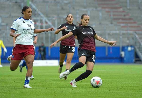 Foto : am Ball Emma MEMMINGER ( Freiburg ) gegen Melina KRÜGER (HSV, links) Fussball Pixel Bundesliga der Frauen 1. Spieltag am So. 23.08.2026 Hamburger SV - SC Freiburg *** Photo: Emma MEMMINGER of Freiburg vs. Melina KRÜGER of HSV, left. Soccer Pixel Women s Bundesliga, Matchday 1, Sun, Aug. 23, 2026. Hamburger SV vs. SC Freiburg