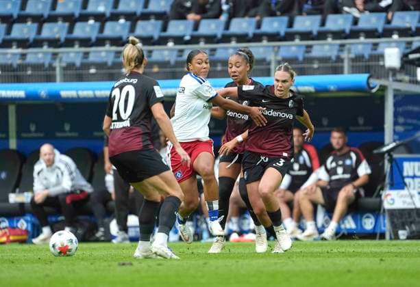 Foto : am Ball Melina KRÜGER (HSV) gegen Nicole OJUKWU und rechts ... Alina AXTMANN ( beide Freiburg ) Fussball Pixel Bundesliga der Frauen 1. Spieltag am So. 23.08.2026 Hamburger SV - SC Freiburg *** Photo: Melina KRÜGER (HSV) with the ball against Nicole OJUKWU and, on the right, Alina AXTMANN (both SC Freiburg). Soccer Pixel Women s Bundesliga, Matchday 1, Sunday, August 23, 2026: Hamburger SV vs. SC Freiburg
