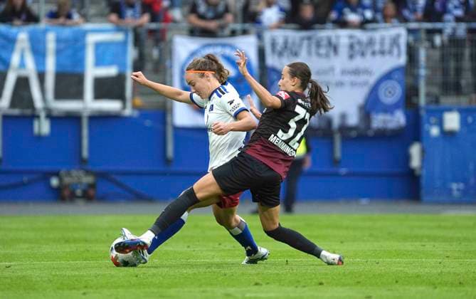 Foto : Melanie BRUNNTHALER (HSV) gegen Emma MEMMINGER ( rechts , Freiburg ) Fussball Pixel Bundesliga der Frauen 1. Spieltag am So. 23.08.2026 Hamburger SV - SC Freiburg *** Photo by Melanie BRUNNTHALER: HSV vs. Emma MEMMINGER (right), Freiburg Soccer Pixel Women s Bundesliga, Matchday 1, Sun, Aug. 23, 2026, Hamburger SV vs. SC Freiburg
