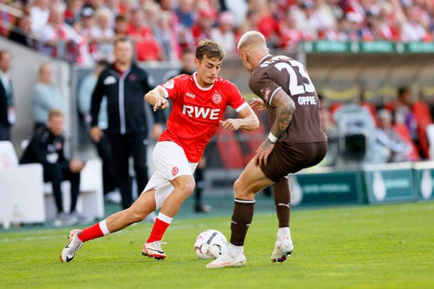 Fußball 1.Runde DFB-Pokal Rot-Weiss Essen - St.Pauli am 22.08.2026 Im Stadion an der Hafenstraße in Essen Marvin Obuz ( Rot-Weiss Essen ) *** Soccer, 1st Round of the DFB Cup: Rot-Weiss Essen vs. St. Pauli on August 22, 2026, at the Stadion an der Hafenstraße in Essen. Marvin Obuz, Rot-Weiss Essen