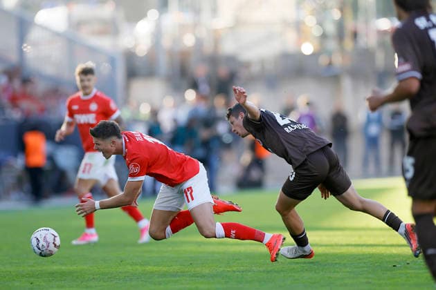 Fußball 1.Runde DFB-Pokal Rot-Weiss Essen - St.Pauli am 22.08.2026 Im Stadion an der Hafenstraße in Essen *** Soccer: DFB Cup First Round, Rot Weiss Essen vs. St. Pauli on August 22, 2026, at the Stadion an der Hafenstraße in Essen