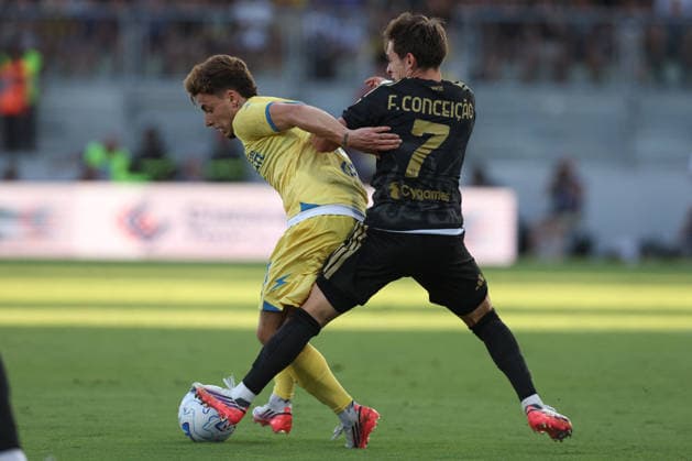 SOCCER - Serie A - Frosinone Calcio vs. Juventus FC Photo by IPA ABACAPRESS.COM87735295 - Frosinone, Italy — August 23, 2026: Francesco Gelli (midfielder) of Frosinone Calcio battles for the ball with Francisco Conceicao (forward) of Juventus FC during the 2026–2027 Italian Serie A – Enilive Championship soccer match between Frosinone Calcio and Juventus FC at Benito Stirpe Stadium. Frosinone Italy  Copyright: xIPAxSport ABACAx