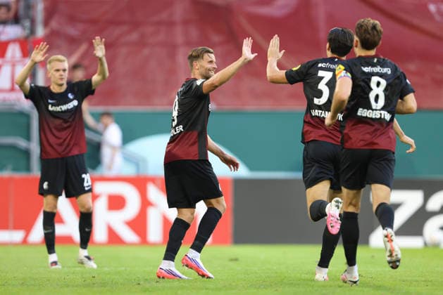 Igor Matanovic (SC Freiburg) Torjubel,jubelt mit seiner Mannschaft nach dem Treffer zum 0:2 waehrend des Spiels der 1. Runde des DFB-Pokal zwischen Fortuna Duesseldorf und SC Freiburg, Merkur Spiel-Arena am 23. August 2026 in Duesseldorf, Deutschland. (Foto von Oliver Kaelke DeFodi Images) +++ Igor Matanovic (SC Freiburg) celebrates after scoring his team s second goal with teammates during the 1st round match of the DFB-Pokal between Fortuna Duesseldorf and SC Freiburg at Merkur Spiel-Arena on August 23, 2026 in Dusseldorf, Germany. (Photo by Oliver Kaelke DeFodi Images) DFB DFL REGULATIONS PROHIBIT ANY USE OF PHOTOGRAPHS AS IMAGE SEQUENCES AND OR QUASI-VIDEO. (Photo by Oliver Kaelke DeFodi Images) - *** Igor Matanovic of SC Freiburg celebrates a goal with his teammates after scoring the 0-2 goal during the first-round match of the DFB Cup between Fortuna Düsseldorf and SC Freiburg at the Merkur Spiel Arena on August 23, 2026, in Düsseldorf, Germany. Photo by Oliver Kaelke, DeFodi Images. Igor Matanovic of SC Freiburg celebrates with his teammates after scoring his team’s second goal during the first-round match of the DFB Cup between Fortuna Düsseldorf and SC Freiburg at Merkur Spiel Arena on August 23, 2026 in Düsseldorf, Germany. Photo by Oliver Kaelke, DeFodi Images. DFB and DFL regulations prohibit any use of photographs as image sequences and or quasi-video. Photo by Oliver Kaelke, DeFodi Images.