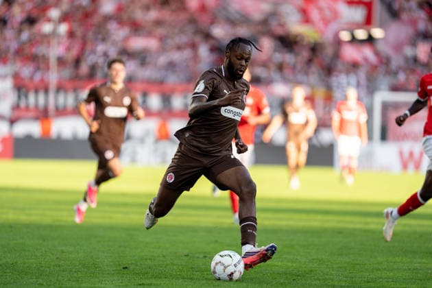 23.08.2026, GER Deutschland, Fussball, Saison 2026 2027, DFB-Pokal 1. Runde RW Essen - St. Pauli Ricky Jade-Jones (FC St. Pauli, 26) Einzelaktion; Ganzkörper Ganzkoerper ; Ball am Fuss; Essen Stadion an der Hafenstraße Nordrhein-Westfalen (NRW) Deutschland *** August 23, 2026, GER Germany, Soccer, 2026–2027 Season, DFB Cup, First Round: RW Essen vs. St. Pauli, Ricky Jade Jones (FC St. Pauli), 26 individual plays, full-body, ball at his feet, Essen Stadium on Hafenstraße, North Rhine-Westphalia (NRW), Germany Copyright: xnordphotoxGmbHx xChristianxSchulzex