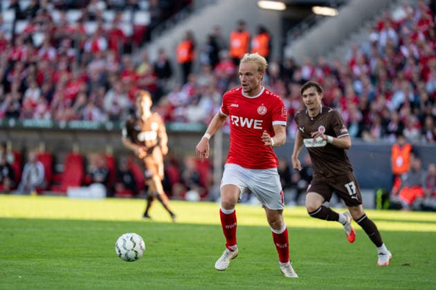 23.08.2026, GER Deutschland, Fussball, Saison 2026 2027, DFB-Pokal 1. Runde RW Essen - St. Pauli Ben Hüning Huening (Rot-Weiss Essen, 15) Einzelaktion; Ganzkörper Ganzkoerper ; Ball am Fuss; Essen Stadion an der Hafenstraße Nordrhein-Westfalen (NRW) Deutschland *** August 23, 2026, GER Germany, Soccer, 2026–2027 Season, DFB Cup, 1st Round: RW Essen vs. St. Pauli, Ben Hüning (Huening), Rot-Weiss Essen, 15 individual plays, full-body movement, ball at his feet, Essen Stadium on Hafenstraße, North Rhine-Westphalia (NRW), Germany Copyright: xnordphotoxGmbHx xChristianxSchulzex