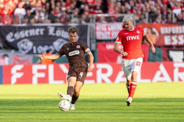 23.08.2026, GER Deutschland, Fussball, Saison 2026 2027, DFB-Pokal 1. Runde RW Essen - St. Pauli David Nemeth (FC St. Pauli, 4) Einzelaktion; Ganzkörper Ganzkoerper ; Ball am Fuss; Essen Stadion an der Hafenstraße Nordrhein-Westfalen (NRW) Deutschland *** August 23, 2026, GER Germany, Soccer, 2026–2027 Season, DFB Cup, First Round: RW Essen vs. St. Pauli, David Nemeth (FC St. Pauli), 4 solo plays, full-body, ball at his feet, Essen, Stadion an der Hafenstraße, North Rhine-Westphalia (NRW), Germany Copyright: xnordphotoxGmbHx xChristianxSchulzex