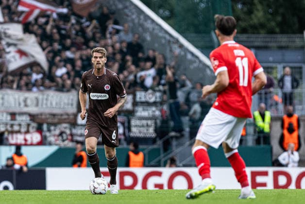 DFB-Pokal, 2026 2027, 1. Runde: Rot-Weiss Essen - FC St. Pauli; 23.08.2026 Marcus Mathisen (FC St. Pauli, 6) DFB-Pokal, 2026 2027, 1. Runde: Rot-Weiss Essen - FC St. Pauli; Stadion an der Hafenstraße, Essen; 23.08.2026 DFB regulations prohibit any use of photographs as image sequences and or quasi video. *** DFB Cup, 2026–2027, 1st Round: Rot-Weiss Essen vs. FC St. Pauli, August 23, 2026, Marcus Mathisen, FC St. Pauli, 6 DFB Cup, 2026–2027, First Round: Rot-Weiss Essen vs. FC St. Pauli, Stadion an der Hafenstraße, Essen, August 23, 2026. DFB regulations prohibit any use of photographs as image sequences and or quasi-video. Copyright: xBEAUTIFULxSPORTS Buriakovx