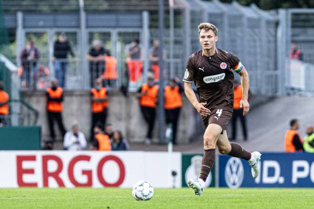 DFB-Pokal, 2026 2027, 1. Runde: Rot-Weiss Essen - FC St. Pauli; 23.08.2026 David Nemeth (FC St. Pauli, 4) DFB-Pokal, 2026 2027, 1. Runde: Rot-Weiss Essen - FC St. Pauli; Stadion an der Hafenstraße, Essen; 23.08.2026 DFB regulations prohibit any use of photographs as image sequences and or quasi video. *** DFB Cup, 2026–2027, 1st Round: Rot-Weiss Essen vs. FC St. Pauli, August 23, 2026; David Nemeth, FC St. Pauli, 4 DFB Cup, 2026–2027, First Round: Rot-Weiss Essen vs. FC St. Pauli, Stadion an der Hafenstraße, Essen, August 23, 2026. DFB regulations prohibit any use of photographs as image sequences and or quasi-video. Copyright: xBEAUTIFULxSPORTS Buriakovx