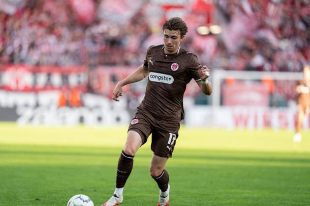 23.08.2026, GER Deutschland, Fussball, Saison 2026 2027, DFB-Pokal 1. Runde RW Essen - St. Pauli Scott Banks (FC St. Pauli, 17) Einzelaktion; Ganzkörper Ganzkoerper ; Ball am Fuss; Essen Stadion an der Hafenstraße Nordrhein-Westfalen (NRW) Deutschland *** August 23, 2026, GER Germany, Soccer, 2026–2027 Season, DFB Cup, First Round: RW Essen vs. St. Pauli; Scott Banks, FC St. Pauli; 17, individual play, full-body, ball at his feet, Essen, Stadion an der Hafenstraße, North Rhine-Westphalia (NRW), Germany Copyright: xnordphotoxGmbHx xChristianxSchulzex