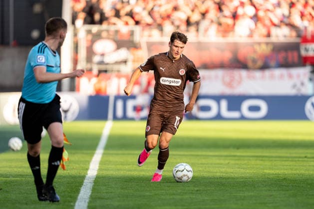 23.08.2026, GER Deutschland, Fussball, Saison 2026 2027, DFB-Pokal 1. Runde RW Essen - St. Pauli Arkadiusz Pyrka (FC St. Pauli, 11) Einzelaktion; Ganzkörper Ganzkoerper ; Ball am Fuss; Essen Stadion an der Hafenstraße Nordrhein-Westfalen (NRW) Deutschland *** August 23, 2026, GER Germany, Soccer, 2026–2027 Season, DFB Cup, 1st Round: RW Essen vs. St. Pauli, Arkadiusz Pyrka, FC St. Pauli, 11 individual plays, full-body, ball at his feet, Essen, Stadion an der Hafenstraße, North Rhine-Westphalia (NRW), Germany Copyright: xnordphotoxGmbHx xChristianxSchulzex