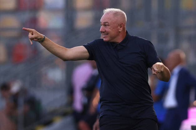 SOCCER - Serie A - Frosinone Calcio vs. Juventus FC Photo by IPA ABACAPRESS.COM87735284 - Frosinone, Italy - August 23, 2026: Massimiliano Alvini, coach of Frosinone Calcio, gives instructions to the team during the 2026–2027 Italian Serie A-Enilive Championship soccer match between Frosinone Calcio and Juventus FC at Benito Stirpe Stadium. Frosinone Italy  Copyright: xIPAxSport ABACAx