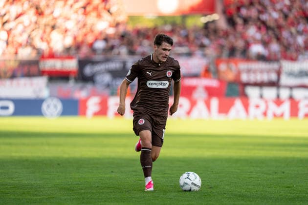 23.08.2026, GER Deutschland, Fussball, Saison 2026 2027, DFB-Pokal 1. Runde RW Essen - St. Pauli Arkadiusz Pyrka (FC St. Pauli, 11) Einzelaktion; Ganzkörper Ganzkoerper ; Ball am Fuss; Essen Stadion an der Hafenstraße Nordrhein-Westfalen (NRW) Deutschland *** August 23, 2026, GER Germany, Soccer, 2026–2027 Season, DFB Cup, 1st Round: RW Essen vs. St. Pauli, Arkadiusz Pyrka, FC St. Pauli, 11 individual plays, full-body, ball at his feet, Essen, Stadion an der Hafenstraße, North Rhine-Westphalia (NRW), Germany Copyright: xnordphotoxGmbHx xChristianxSchulzex