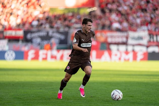 23.08.2026, GER Deutschland, Fussball, Saison 2026 2027, DFB-Pokal 1. Runde RW Essen - St. Pauli Arkadiusz Pyrka (FC St. Pauli, 11) Einzelaktion; Ganzkörper Ganzkoerper ; Ball am Fuss; Essen Stadion an der Hafenstraße Nordrhein-Westfalen (NRW) Deutschland *** August 23, 2026, GER Germany, Soccer, 2026–2027 Season, DFB Cup, 1st Round: RW Essen vs. St. Pauli, Arkadiusz Pyrka, FC St. Pauli, 11 individual plays, full-body, ball at his feet, Essen, Stadion an der Hafenstraße, North Rhine-Westphalia (NRW), Germany Copyright: xnordphotoxGmbHx xChristianxSchulzex