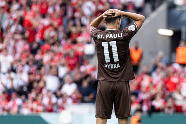 DFB-Pokal, 2026 2027, 1. Runde: Rot-Weiss Essen - FC St. Pauli; 23.08.2026 Arkadiusz Pyrka (FC St. Pauli, 11) DFB-Pokal, 2026 2027, 1. Runde: Rot-Weiss Essen - FC St. Pauli; Stadion an der Hafenstraße, Essen; 23.08.2026 DFB regulations prohibit any use of photographs as image sequences and or quasi video. *** DFB Cup, 2026–2027, 1st Round: Rot-Weiss Essen vs. FC St. Pauli, August 23, 2026; Arkadiusz Pyrka, FC St. Pauli, 11; DFB Cup, 2026–2027, First Round: Rot-Weiss Essen vs. FC St. Pauli, Stadion an der Hafenstraße, Essen, August 23, 2026. DFB regulations prohibit any use of photographs as image sequences and or quasi-video Copyright: xBEAUTIFULxSPORTS Buriakovx