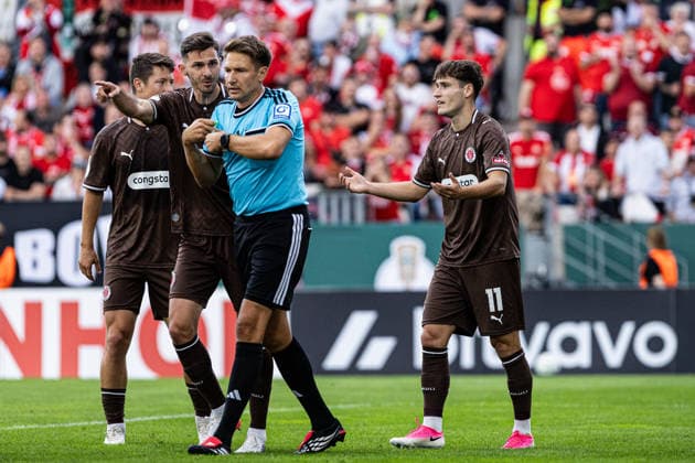 DFB-Pokal, 2026 2027, 1. Runde: Rot-Weiss Essen - FC St. Pauli; 23.08.2026 Ben Voll (FC St. Pauli, 1), Tobias Reichel (Schiedsrichter), Arkadiusz Pyrka (FC St. Pauli, 11) DFB-Pokal, 2026 2027, 1. Runde: Rot-Weiss Essen - FC St. Pauli; Stadion an der Hafenstraße, Essen; 23.08.2026 DFB regulations prohibit any use of photographs as image sequences and or quasi video. *** DFB Cup, 2026–2027, First Round: Rot-Weiss Essen vs. FC St. Pauli, August 23, 2026; Ben Voll (FC St. Pauli), 1; Tobias Reichel (Referee); Arkadiusz Pyrka (FC St. Pauli), 11; DFB Cup, 2026–2027, First Round: Rot-Weiss Essen vs. FC St. Pauli, Stadion an der Hafenstraße, Essen, August 23, 2026. DFB regulations prohibit any use of photographs as image sequences and or quasi-video Copyright: xBEAUTIFULxSPORTS Buriakovx