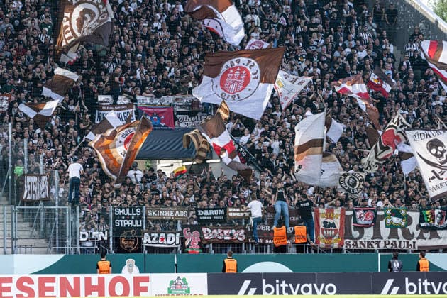 DFB-Pokal, 2026 2027, 1. Runde: Rot-Weiss Essen - FC St. Pauli; 23.08.2026 Fans von FC St. Pauli DFB-Pokal, 2026 2027, 1. Runde: Rot-Weiss Essen - FC St. Pauli; Stadion an der Hafenstraße, Essen; 23.08.2026 DFB regulations prohibit any use of photographs as image sequences and or quasi video. *** DFB Cup, 2026–2027, First Round: Rot-Weiss Essen vs. FC St. Pauli, August 23, 2026. FC St. Pauli fans. DFB Cup, 2026–2027, First Round: Rot-Weiss Essen vs. FC St. Pauli, Stadion an der Hafenstraße, Essen, August 23, 2026. DFB regulations prohibit any use of photographs as image sequences and or quasi-video Copyright: xBEAUTIFULxSPORTS Buriakovx