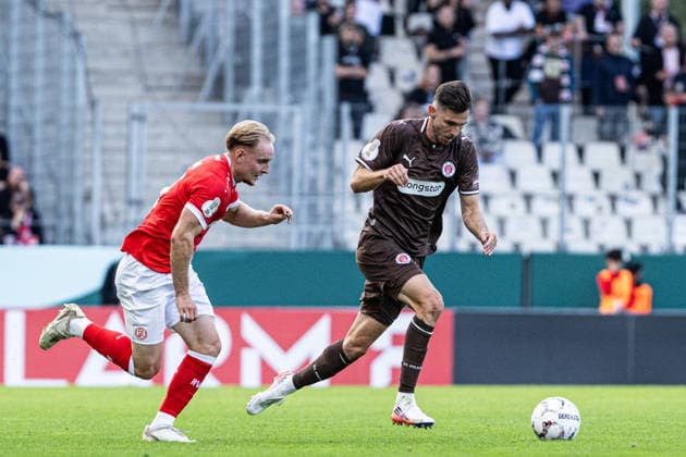 DFB-Pokal, 2026 2027, 1. Runde: Rot-Weiss Essen - FC St. Pauli; 23.08.2026 Tony Menzel (Rot-Weiss Essen, 8), Branimir Hrgota (FC St. Pauli, 10) DFB-Pokal, 2026 2027, 1. Runde: Rot-Weiss Essen - FC St. Pauli; Stadion an der Hafenstraße, Essen; 23.08.2026 DFB regulations prohibit any use of photographs as image sequences and or quasi video. *** DFB Cup, 2026–2027, First Round: Rot-Weiss Essen vs. FC St. Pauli, August 23, 2026; Tony Menzel (Rot-Weiss Essen), 8; Branimir Hrgota (FC St. Pauli), 10; DFB Cup, 2026–2027, First Round: Rot-Weiss Essen vs. FC St. Pauli, Stadion an der Hafenstraße, Essen, August 23, 2026. DFB regulations prohibit any use of photographs as image sequences and or quasi-video. Copyright: xBEAUTIFULxSPORTS Buriakovx