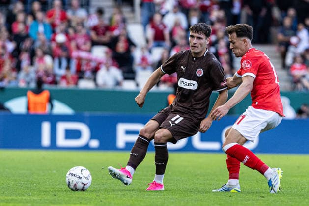 DFB-Pokal, 2026 2027, 1. Runde: Rot-Weiss Essen - FC St. Pauli; 23.08.2026 Arkadiusz Pyrka (FC St. Pauli, 11), Noah Pesch (Rot-Weiss Essen, 11) DFB-Pokal, 2026 2027, 1. Runde: Rot-Weiss Essen - FC St. Pauli; Stadion an der Hafenstraße, Essen; 23.08.2026 DFB regulations prohibit any use of photographs as image sequences and or quasi video. *** DFB Cup, 2026–2027, First Round: Rot-Weiss Essen vs. FC St. Pauli, August 23, 2026; Arkadiusz Pyrka (FC St. Pauli), 11; Noah Pesch (Rot-Weiss Essen), 11; DFB Cup, 2026–2027, First Round: Rot-Weiss Essen vs. FC St. Pauli, Stadion an der Hafenstraße, Essen, August 23, 2026. DFB regulations prohibit any use of photographs as image sequences and or quasi-video Copyright: xBEAUTIFULxSPORTS Buriakovx