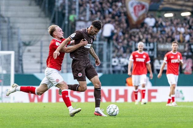 DFB-Pokal, 2026 2027, 1. Runde: Rot-Weiss Essen - FC St. Pauli; 23.08.2026 Tony Menzel (Rot-Weiss Essen, 8), Branimir Hrgota (FC St. Pauli, 10) DFB-Pokal, 2026 2027, 1. Runde: Rot-Weiss Essen - FC St. Pauli; Stadion an der Hafenstraße, Essen; 23.08.2026 DFB regulations prohibit any use of photographs as image sequences and or quasi video. *** DFB Cup, 2026–2027, First Round: Rot-Weiss Essen vs. FC St. Pauli, August 23, 2026; Tony Menzel (Rot-Weiss Essen), 8; Branimir Hrgota (FC St. Pauli), 10; DFB Cup, 2026–2027, First Round: Rot-Weiss Essen vs. FC St. Pauli, Stadion an der Hafenstraße, Essen, August 23, 2026. DFB regulations prohibit any use of photographs as image sequences and or quasi-video. Copyright: xBEAUTIFULxSPORTS Buriakovx