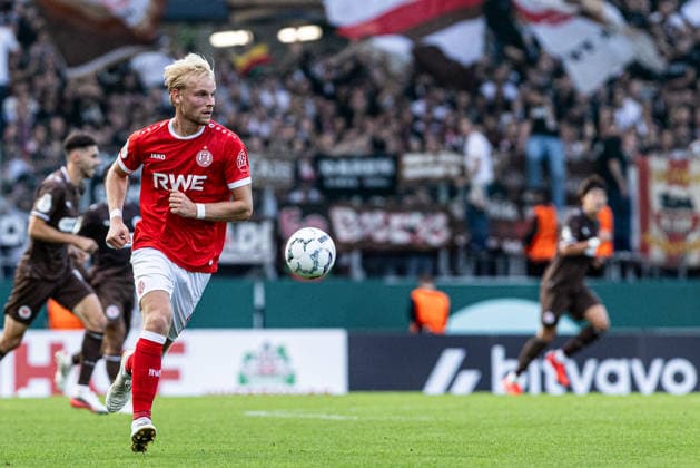 DFB-Pokal, 2026 2027, 1. Runde: Rot-Weiss Essen - FC St. Pauli; 23.08.2026 Ben Hüning (Rot-Weiss Essen, 15) DFB-Pokal, 2026 2027, 1. Runde: Rot-Weiss Essen - FC St. Pauli; Stadion an der Hafenstraße, Essen; 23.08.2026 DFB regulations prohibit any use of photographs as image sequences and or quasi video. *** DFB Cup, 2026–2027, 1st Round: Rot-Weiss Essen vs. FC St. Pauli, August 23, 2026; Ben Hüning, Rot-Weiss Essen, 15; DFB Cup, 2026–2027, First Round: Rot-Weiss Essen vs. FC St. Pauli, Stadion an der Hafenstraße, Essen, August 23, 2026. DFB regulations prohibit any use of photographs as image sequences and or quasi-video. Copyright: xBEAUTIFULxSPORTS Buriakovx
