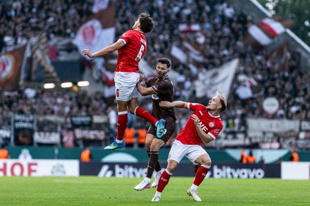 DFB-Pokal, 2026 2027, 1. Runde: Rot-Weiss Essen - FC St. Pauli; 23.08.2026 Max Geschwill (Rot-Weiss Essen, 6), Branimir Hrgota (FC St. Pauli, 10), Ben Hüning (Rot-Weiss Essen, 15) DFB-Pokal, 2026 2027, 1. Runde: Rot-Weiss Essen - FC St. Pauli; Stadion an der Hafenstraße, Essen; 23.08.2026 DFB regulations prohibit any use of photographs as image sequences and or quasi video. *** DFB Cup, 2026–2027, First Round: Rot-Weiss Essen vs. FC St. Pauli, August 23, 2026; Max Geschwill (Rot-Weiss Essen), 6; Branimir Hrgota (FC St. Pauli), 10; Ben Hüning (Rot-Weiss Essen), 15; DFB Cup, 2026–2027, First Round: Rot-Weiss Essen vs. FC St. Pauli, Stadion an der Hafenstraße, Essen, August 23, 2026. DFB regulations prohibit any use of photographs as image sequences and or quasi-video. Copyright: xBEAUTIFULxSPORTS Buriakovx