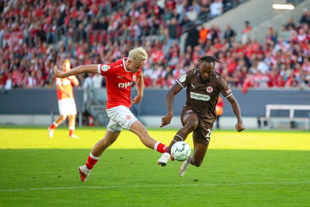 23.08.2026, GER, Fussball, Herren, DFB-Pokal, Saison 2026 2027, Rot-Weiss Essen - St. Pauli Ben Hüning (RWE) und Ricky-Jade Jones (Pauli) im Kampf um den Ball Essen Stadion an der Hafenstraße Nordrhein-Westfalen Deutschland *** August 23, 2026, Germany, Soccer, Men s, DFB Cup, 2026–2027 Season, Rot-Weiss Essen vs. St. Pauli; Ben Hüning (RWE) and Ricky Jade Jones (Pauli) battle for the ball at Essen s Stadion an der Hafenstraße, North Rhine-Westphalia, Germany Copyright: xAdrianxSchlüterx