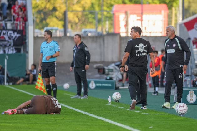 Deutschland: Fussball, DFB-Pokal 2026 27, 1. Runde, Stadion an der Hafenstraße, Essen - Bergeborbeck, Rot-Weiss Essen vs. FC St. Pauli: Marcel Rapp (Trainer, FC St. Pauli) sauer. *** German Soccer, 2026–27 DFB Cup, First Round, Stadion an der Hafenstraße, Essen-Bergeborbeck, Rot-Weiss Essen vs. FC St. Pauli (Coach: Marcel Rapp), FC St. Pauli upset Copyright: xMichelxWittex