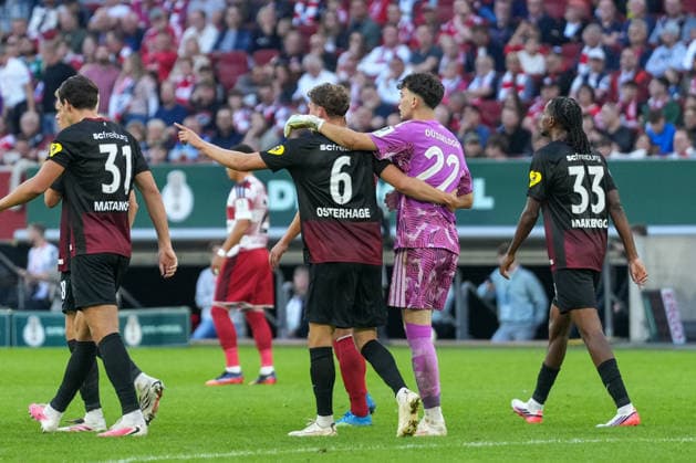 Patrick Osterhage (SC Freiburg, 06) im Gespräch mit Louis Lord (Fortuna Düsseldorf, 22) , Deutschland, Fußball, 1. Runde, DFB Pokal, 2026 2027, Fortuna Düsseldorf vs. SC Freiburg, 23.08.2026, Merkur Spiel-Arena, Düsseldorf Düsseldorf Merkur Spiel-Arena Nordrhein-Westfalen Deutschland *** Patrick Osterhage (SC Freiburg, No. 6) in conversation with Louis Lord (Fortuna Düsseldorf, No. 22), Germany, soccer, 1st round, DFB Cup, 2026–2027, Fortuna Düsseldorf vs. SC Freiburg, August 23, 2026, Merkur Spiel Arena, Düsseldorf, North Rhine-Westphalia, Germany Copyright: xArnexAmbergx