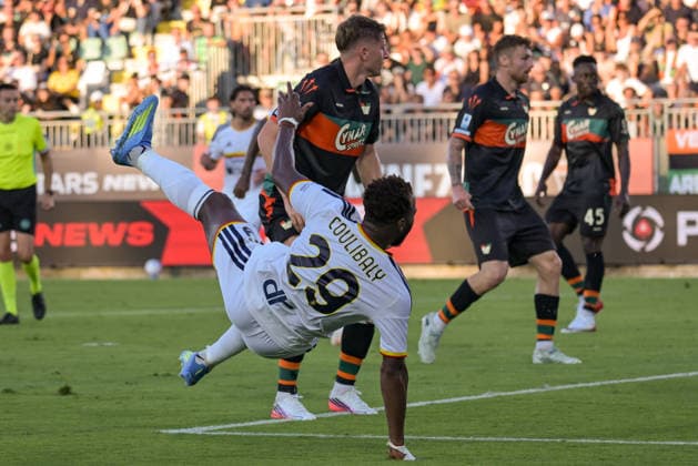 IPA87735607 - Lecce s Lassana Coulibaly in action during the Venezia FC vs. US Lecce Italian Serie A soccer match in Venice, Italy, on August 23, 2026  Copyright: xAlessioxMarini IPAxSportx xx 87735607