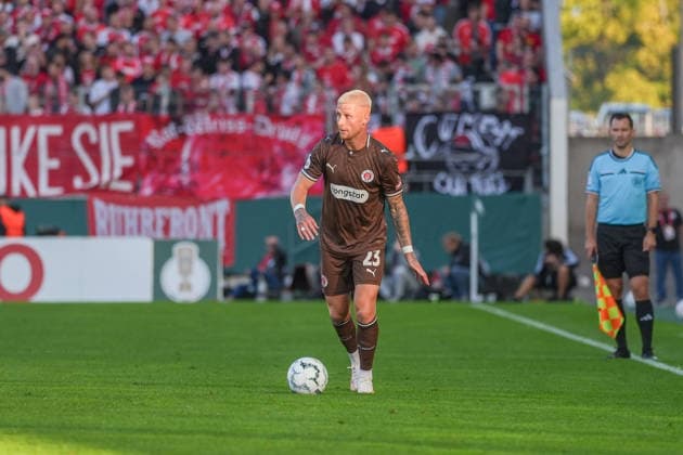 Deutschland: Fussball, DFB-Pokal 2026 27, 1. Runde, Stadion an der Hafenstraße, Essen - Bergeborbeck, Rot-Weiss Essen vs. FC St. Pauli: Louis Oppie (FC St. Pauli, 23) *** German Soccer, 2026-27 DFB Cup, First Round, Stadion an der Hafenstraße, Essen-Bergeborbeck, Rot-Weiss Essen vs. FC St. Pauli (Louis Oppie, FC St. Pauli), 23 Copyright: xMichelxWittex