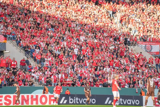 Deutschland: Fussball, DFB-Pokal 2026 27, 1. Runde, Stadion an der Hafenstraße, Essen - Bergeborbeck, Rot-Weiss Essen vs. FC St. Pauli: Fans feiern Zweikampf. *** German Soccer, 2026–27 DFB Cup, First Round, Stadion an der Hafenstraße, Essen-Bergeborbeck, Rot-Weiss Essen vs. FC St. Pauli—Fans Celebrate a Tackle Copyright: xMichelxWittex