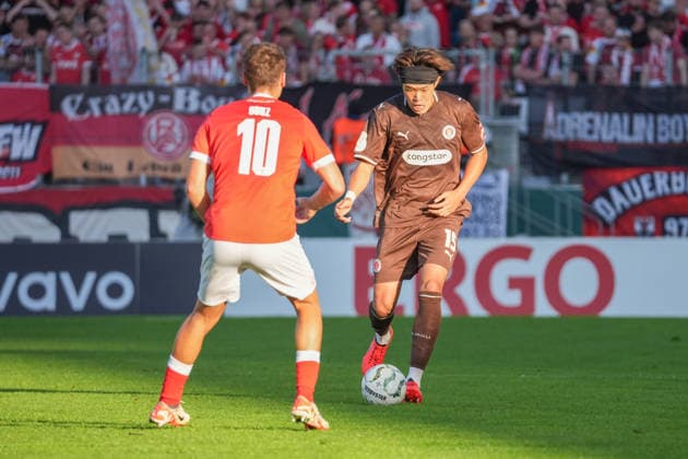 Deutschland: Fussball, DFB-Pokal 2026 27, 1. Runde, Stadion an der Hafenstraße, Essen - Bergeborbeck, Rot-Weiss Essen vs. FC St. Pauli: Marvin Obuz (Rot-Weiss Essen, 10) Tomoya Ando (FC St. Pauli, 15) *** German Soccer, 2026-27 DFB Cup, First Round, Stadion an der Hafenstraße, Essen Bergeborbeck, Rot-Weiss Essen vs. FC St. Pauli: Marvin Obuz (Rot-Weiss Essen), 10 Tomoya Ando (FC St. Pauli), 15 Copyright: xMichelxWittex