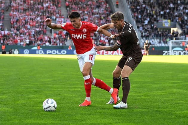 Semir Telalovic (Rot-Weiss Essen) un Marcus Mathisen (FC St. Pauli) im Zweikampf waehrend des DFB-Pokal Spiels zwischen Rot-Weiss Essen v FC St. Pauli, Stadion an der Hafenstrasse am 23. August 2026 in Essen, Deutschland. (Foto von Ralf Treese DeFodi Images) +++ Semir Telalovic (Rot-Weiss Essen) un Marcus Mathisen (FC St. Pauli) battle for the ball during the DFB-Pokal match between Rot-Weiss Essen v FC St. Pauli at Stadion an der Hafenstrasse on August 23, 2026 in Essen, Germany. (Photo by Ralf Treese DeFodi Images) (Photo by Ralf Treese DeFodi Images) - *** Semir Telalovic of Rot-Weiss Essen and Marcus Mathisen of FC St. Pauli battle for the ball during the DFB Cup match between Rot-Weiss Essen and FC St. Pauli at Stadion an der Hafenstrasse on August 23, 2026, in Essen, Germany. Photo by Ralf Treese, DeFodi Images. Semir Telalovic of Rot-Weiss Essen and Marcus Mathisen of FC St. Pauli battle for the ball during the DFB Cup match between Rot-Weiss Essen and FC St. Pauli at Stadion an der Hafenstrasse on August 23, 2026 in Essen, Germany. Photo by Ralf Treese, DeFodi Images. Photo by Ralf Treese, DeFodi Images.