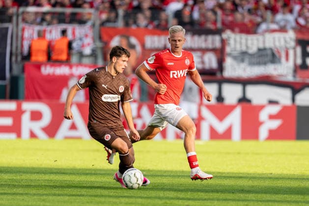 23.08.2026, GER Deutschland, Fussball, Saison 2026 2027, DFB-Pokal 1. Runde RW Essen - St. Pauli Arkadiusz Pyrka (FC St. Pauli, 11) Einzelaktion; Ganzkörper Ganzkoerper ; Ball am Fuss; Essen Stadion an der Hafenstraße Nordrhein-Westfalen (NRW) Deutschland *** August 23, 2026, GER Germany, Soccer, 2026–2027 Season, DFB Cup, 1st Round: RW Essen vs. St. Pauli, Arkadiusz Pyrka, FC St. Pauli, 11, solo play, full-body, ball at his feet, Essen, Stadion an der Hafenstraße, North Rhine-Westphalia (NRW), Germany Copyright: xnordphotoxGmbHx xChristianxSchulzex