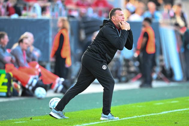 Uwe Koschinat (Essen) Gestik Geste gestikuliert 23.08.2026 ¢ Fussball ¢ Rot-Weiss Essen vs St. Pauli ¢ DFB-Pokal, Stadion Essen, Essen, DFB DFL REGULATIONS PROHIBIT ANY USE OF PHOTOGRAPHS AS IMAGE SEQUENCES AND OR QUASI-VIDEO NRW Germany *** Uwe Koschinat, Essen, Gesture, gesturing, August 23, 2026 ¢ Soccer ¢ Rot Weiss Essen vs. St. Pauli ¢ DFB Cup, Essen Stadium, Essen, DFB DFL regulations prohibit any use of photographs as image sequences and or quasi-video. NRW, Germany Copyright: xpepphotox xHorstxMauelshagenx pep00321, pep_20260823_hm
