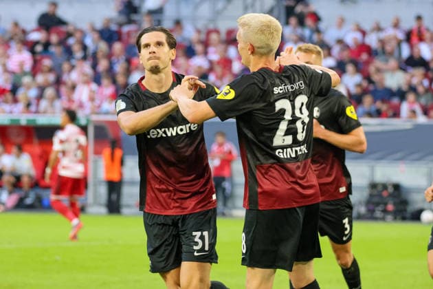 23.08.2026, xfanx, Fussball DFB Pokal 1.Runde, Fortuna Duesseldorf - SC Freiburg v.l. Torschütze Igor Matanovic (Freiburg) macht das Tor zum 2:0 für Freiburg und jubelt mit Matthias Ginter (Freiburg) (DFL DFB REGULATIONS PROHIBIT ANY USE OF PHOTOGRAPHS as IMAGE SEQUENCES and or QUASI-VIDEO) Duesseldorf *** August 23, 2026, xfanx, Soccer DFB Cup First Round, Fortuna Düsseldorf vs. SC Freiburg – Goal scorer Igor Matanovic scores the 2–0 goal for Freiburg and celebrates with Matthias Ginter. Freiburg. DFL and DFB regulations prohibit any use of photographs as image sequences and or quasi-video. Duesseldorf