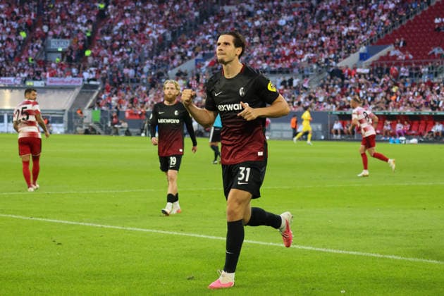 23.08.2026, xfanx, Fussball DFB Pokal 1.Runde, Fortuna Duesseldorf - SC Freiburg v.l. Torschütze Igor Matanovic (Freiburg) macht das Tor zum 2:0 für Freiburg und jubelt (DFL DFB REGULATIONS PROHIBIT ANY USE OF PHOTOGRAPHS as IMAGE SEQUENCES and or QUASI-VIDEO) Duesseldorf *** August 23, 2026, xfanx, Soccer DFB Cup First Round, Fortuna Düsseldorf vs. SC Freiburg – Goal scorer Igor Matanovic scores the 2–0 goal for Freiburg and celebrates. DFL and DFB regulations prohibit any use of photographs as image sequences and or quasi-video. Düsseldorf