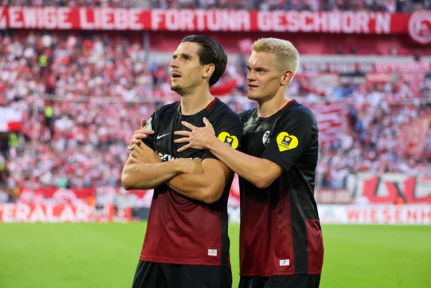 23.08.2026, xfanx, Fussball DFB Pokal 1.Runde, Fortuna Duesseldorf - SC Freiburg v.l. Torschütze Igor Matanovic (Freiburg) macht das Tor zum 2:0 für Freiburg und jubelt mit Matthias Ginter (Freiburg) (DFL DFB REGULATIONS PROHIBIT ANY USE OF PHOTOGRAPHS as IMAGE SEQUENCES and or QUASI-VIDEO) Duesseldorf *** August 23, 2026, xfanx, Soccer DFB Cup First Round, Fortuna Düsseldorf vs. SC Freiburg – Goal scorer Igor Matanovic scores the 2–0 goal for Freiburg and celebrates with Matthias Ginter. Freiburg. DFL and DFB regulations prohibit any use of photographs as image sequences and or quasi-video. Duesseldorf