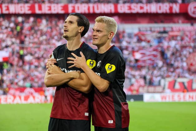 23.08.2026, xfanx, Fussball DFB Pokal 1.Runde, Fortuna Duesseldorf - SC Freiburg v.l. Torschütze Igor Matanovic (Freiburg) macht das Tor zum 2:0 für Freiburg und jubelt mit Matthias Ginter (Freiburg) (DFL DFB REGULATIONS PROHIBIT ANY USE OF PHOTOGRAPHS as IMAGE SEQUENCES and or QUASI-VIDEO) Duesseldorf *** August 23, 2026, xfanx, Soccer DFB Cup First Round, Fortuna Düsseldorf vs. SC Freiburg – Goal scorer Igor Matanovic scores the 2–0 goal for Freiburg and celebrates with Matthias Ginter. Freiburg. DFL and DFB regulations prohibit any use of photographs as image sequences and or quasi-video. Duesseldorf