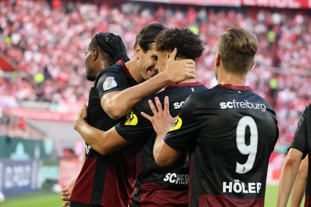 23.08.2026, xfanx, Fussball DFB Pokal 1.Runde, Fortuna Duesseldorf - SC Freiburg v.l. Torschütze Igor Matanovic (Freiburg) macht das Tor zum 2:0 für Freiburg und jubelt mit seinen Mannschaftskollegen (DFL DFB REGULATIONS PROHIBIT ANY USE OF PHOTOGRAPHS as IMAGE SEQUENCES and or QUASI-VIDEO) Duesseldorf *** August 23, 2026, xfanx, Soccer DFB Cup First Round, Fortuna Düsseldorf vs. SC Freiburg – Goal scorer Igor Matanovic scores Freiburg’s second goal, making it 2–0, and celebrates with his teammates. DFL and DFB regulations prohibit any use of photographs as image sequences and or quasi-video. Duesseldorf
