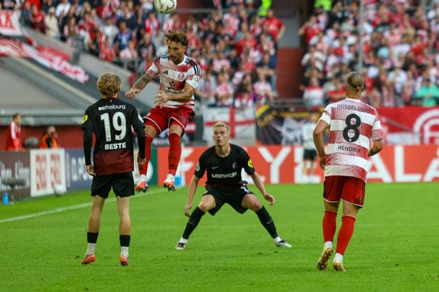 23.08.2026, GER, Fussball, Herren, DFB Pokal , Saison 2026 2027, Fortuna Düsseldorf - SC Freiburg Fabian Schleusener (F95) und Niklas Beste (SCF) und Matthias Ginter (SCF) im Kampf um den Ball *** August 23, 2026, Germany, Soccer, Men s, DFB Cup, 2026–2027 Season, Fortuna Düsseldorf vs. SC Freiburg: Fabian Schleusener (F95), Niklas Beste (SCF), and Matthias Ginter (SCF) battle for the ball Copyright: xSvenxHanischx