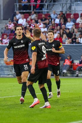 23.08.2026, GER, Fussball, Herren, DFB Pokal , Saison 2026 2027, Fortuna Düsseldorf - SC Freiburg Igor MatanoviÄ‡ (SCF) Torjubel, jubelt mit seiner Mannschaft nach dem Treffer zum 0:2 *** August 23, 2026, Germany, Soccer, Men s, DFB Cup, 2026–2027 Season, Fortuna Düsseldorf vs. SC Freiburg; Igor Matanovic (SCF) celebrates the goal, cheering with his teammates after scoring to make it 0–2 Copyright: xSvenxHanischx