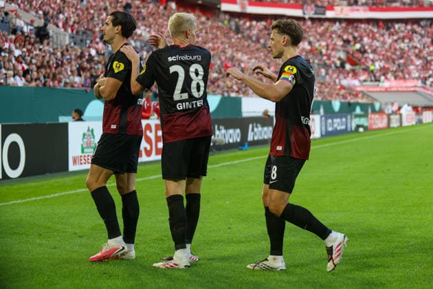 23.08.2026, GER, Fussball, Herren, DFB Pokal , Saison 2026 2027, Fortuna Düsseldorf - SC Freiburg Igor MatanoviÄ‡ (SCF) Torjubel, jubelt mit seiner Mannschaft nach dem Treffer zum 0:2 *** August 23, 2026, GER, Soccer, Men s, DFB Cup, 2026–2027 Season, Fortuna Düsseldorf vs. SC Freiburg; Igor Matanovic (SCF) celebrates the goal, cheering with his team after the score becomes 0–2 Copyright: xSvenxHanischx