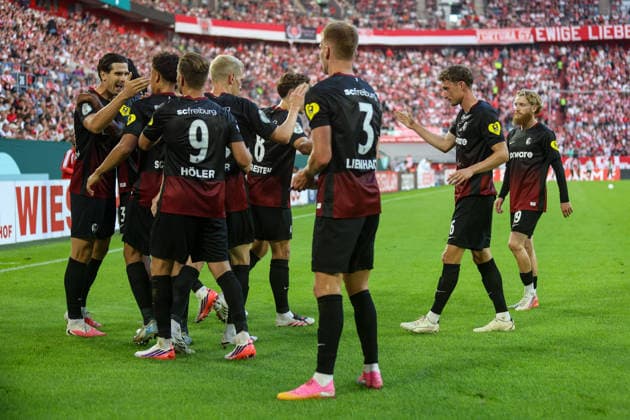 23.08.2026, GER, Fussball, Herren, DFB Pokal , Saison 2026 2027, Fortuna Düsseldorf - SC Freiburg Igor MatanoviÄ‡ (SCF) Torjubel, jubelt mit seiner Mannschaft nach dem Treffer zum 0:2 *** August 23, 2026, GER, Soccer, Men s, DFB Cup, 2026–2027 Season, Fortuna Düsseldorf vs. SC Freiburg; Igor Matanovic (SCF) celebrates the goal, cheering with his team after the score becomes 0–2 Copyright: xSvenxHanischx