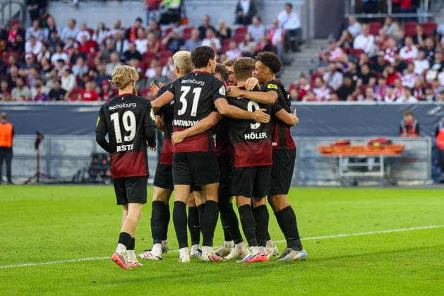 23.08.2026, GER, Fussball, Herren, DFB Pokal , Saison 2026 2027, Fortuna Düsseldorf - SC Freiburg Lukas Kübler (SCF) Torjubel, jubelt mit seiner Mannschaft nach dem Treffer zum 0:3 *** August 23, 2026, Germany, Soccer, Men s, DFB Cup, 2026–2027 Season, Fortuna Düsseldorf vs. SC Freiburg; Lukas Kübler (SCF) celebrates the goal, cheering with his teammates after the score became 0–3 Copyright: xSvenxHanischx