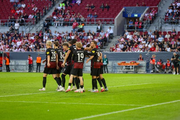 23.08.2026, GER, Fussball, Herren, DFB Pokal , Saison 2026 2027, Fortuna Düsseldorf - SC Freiburg Lukas Kübler (SCF) Torjubel, jubelt mit seiner Mannschaft nach dem Treffer zum 0:3 *** August 23, 2026, Germany, Soccer, Men s, DFB Cup, 2026–2027 Season, Fortuna Düsseldorf vs. SC Freiburg; Lukas Kübler (SCF) celebrates the goal, cheering with his teammates after the score became 0–3 Copyright: xSvenxHanischx