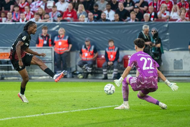 Jordy Makengo (SC Freiburg, 33) erzielt das Tor zum 4:1. Fortuna Duesseldorf vs. SC Freiburg, Fussball, DFB-Pokal, 1. Runde, Saison 2026 2027, 23.08.2026 DFL DFB Regulations prohibit any use of Photographs as image sequences and or Quasivideo Fortuna Duesseldorf vs. SC. Freiburg, DFB-Pokal, 1. Runde, Saison 2026 2027, 23.08.2026 Duesseldorf *** Jordy Makengo of SC Freiburg, 33, scores the goal to make it 4–1 in the Fortuna Düsseldorf vs. SC Freiburg match, soccer, DFB Cup, 1st round, 2026–2027 season, August 23, 2026 DFL DFB regulations prohibit any use of photographs as image sequences and or quasi-video Fortuna Düsseldorf vs. SC Freiburg, DFB Cup, Round 1, 2026–2027 season, August 23, 2026, Düsseldorf Copyright: xEibner-Pressefoto ThomasxHaeslerx EP_THR