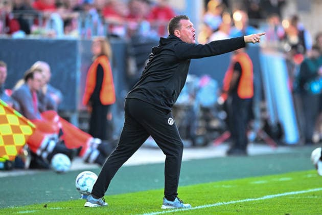 Uwe Koschinat (Essen) Gestik Geste gestikuliert 23.08.2026 ¢ Fussball ¢ Rot-Weiss Essen vs St. Pauli ¢ DFB-Pokal, Stadion Essen, Essen, DFB DFL REGULATIONS PROHIBIT ANY USE OF PHOTOGRAPHS AS IMAGE SEQUENCES AND OR QUASI-VIDEO NRW Germany *** Uwe Koschinat, Essen, Gesture, gesticulating, August 23, 2026 ¢ Soccer ¢ Rot-Weiss Essen vs. St. Pauli ¢ DFB Cup, Essen Stadium, Essen, DFB DFL REGULATIONS PROHIBIT ANY USE OF PHOTOGRAPHS AS IMAGE SEQUENCES AND OR QUASI-VIDEO NRW Germany Copyright: xpepphotox xHorstxMauelshagenx pep00321, pep_20260823_hm
